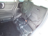 ◆チップアップ&ダイブダウン機構付【ULTR SEAT】は後席座面を左右分割で跳ね上げることができます。トランクで積載できない背の高い荷物をラクラク収納できます。ホンダ車ならではの人気装備です。