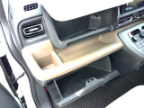 助手席側グローブボックスの収納スペース。車検証や整備記録簿などをすっきりと収納できます。