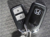 ◆スマートキー◆カギをバッグやポケットに入れたままでもドアロックの開閉ができる『スマートキー』付き!雨天や暗くなってもカギを取り出す必要がなくドアの開錠&エンジンも始動できます