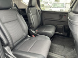 2列目には独立したシートが並び、ひじ掛けも備わったくつろぎやすい空間です。足元にも広がりがあり、同乗者それぞれが落ち着いて座れるレイアウトです。