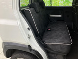 後席は左右に並ぶシートとそれぞれのヘッドレストを備え、落ち着いて座れる空間です。窓から外の様子を眺めやすく、柄入りの座面と白い縁取りが室内にほどよい表情を加えています。