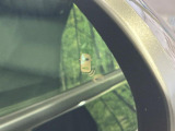 【ブラインドスポットインフォメーション】走行中、ドアミラーの死角になりやすい箇所に後続車が接近するとサイドミラー付近に警告を表示、ドライバーに注意喚起をしてくれます。