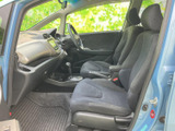 前席は運転席と助手席が見渡しやすく、乗車時に室内全体を確認しやすい配置です。シートは落ち着いた色合いで、足元にもマットが敷かれ、日々の移動に使いやすい空間です。