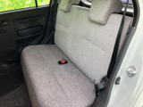 後席は座面が広く、背もたれにはヘッドレストを備えたつくりです。窓からの光が入る明るい室内で、隣に座る方ともゆったり過ごせるため、ご家族での移動にも便利にお使いいただけます。