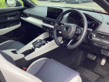 運転席・助手席それぞれに仕立てられた専用シートが、特別な時間を演出してくれます。