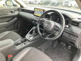 運転席まわりはメーターや各表示を前方にまとめ、運転中にも視線を移しやすいレイアウトです。シートや足元には落ち着いた色合いを採用し、乗り降りの際もすっきりとした印象。