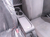 カップホルダーは運転席や助手席からちょうど手の届く位置です!!