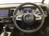 【ハンドル】運転にかかわる様々な操作を安全に行えるように視点移動が少なく操作性に配慮されたスイッチ類が凝縮されたコックピットです。