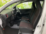 運転席と助手席が並ぶ前席は、視界を遮りにくいすっきりとした室内です。シートの赤いラインが落ち着いた内装のアクセントとなり、足元も見渡しやすくまとまっています。