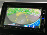 車両後方の映像と目安線を画面で確認でき、駐車時の後方確認をサポートします。周囲を目視で確かめながら活用できる、毎日の駐車に便利な装備です。