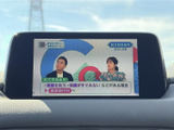 テレビ映像を画面で楽しめる装備です。停車中の待ち時間などに番組を視聴でき、車内で過ごす時間をより便利に活用できます。画面の表示内容も確認しやすい配置です。