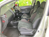 前席は運転席と助手席が並び、座面と背もたれに落ち着いた色合いを採用しています。足元にはゆとりがあり、乗り込んだ際に前方の視界や室内の配置を確認しやすいレイアウトです。