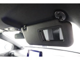 サンバイザー裏にバニティミラー付きです。降車前の身だしなみチェックにご活用ください。
