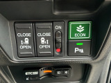 クルマの動きを燃費優先で自動制御するECONモードスイッチ。車庫入れや縦列駐車など狭い場所でも安心な障害物センサー搭載。スライドドアは両側とも電動です。