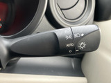 レバーにはライト関連のマークやAUTOの表示があり、機能を目で確認しやすい設計です。手元で扱うスイッチ類がまとまり、必要な操作を把握しやすくなっています。