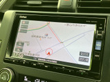 地図表示に加え、現在地や周辺道路の情報を画面で確認できます。タッチ操作と周辺のボタンを使い分けられるため、目的地設定やオーディオ選択も扱いやすい装備です。