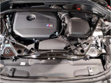 【BMWエンジン】革新的なガソリン・エンジン・テクノロジーによる高性能かつ高効率。レスポンスの良いパワーを発揮。常にスムーズな吸気を実現しアクセル開度にダイレクトに反応しドライビングを楽しく演出。