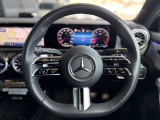 ナッパレザー仕立てのスポーツステアリングとシルバーパドルシフトが、運転席を精悍に彩ります。