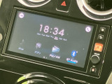 画面には時刻や各種メニューが表示され、iPodやFM・AM、Bluetooth Audioなどの項目を確認できます。音源を選ぶ際も表示が見やすく、毎日の移動で使いやすい構成です。