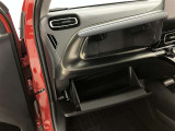 何かと便利なグローブボックス。メンテナンスノートや車検証、ちょっとしたメモと筆記用具等を入れておくとあればもしもの時にも便利ですね。