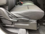 運転席助手席はベンチシートになっており、広々座れます☆