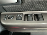運転席のスイッチで全てのウィンドウの開閉操作を行うことができます。ロックボタンをONにしておくと、運転席以外のウィンドウは作動しないのでお子様を乗せているときなども安心ですね♪