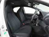 シンプルで使いやすいデザインの運転席です。