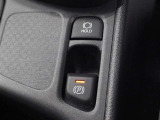 「HOLD」スイッチを押し、システムONの状態にしておくことで、渋滞や信号待ちなどでブレーキを踏んで停車した時にブレーキを保持。アクセルを踏むと解除されます。