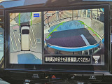 アラウンドビューモニター。上空から見下ろしているような映像で、スムースな駐車をサポートします。