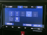 ラジオやテレビ、ディスク、Bluetoothなどのソースを画面から選べます。交通情報やオーディオの状態も確認でき、普段の移動に合わせて使い分けしやすい装備です。