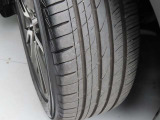 タイヤサイズは「215/60R18」になります。タイヤの溝は約5mm残っています。