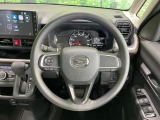 インテリアに合わせたデザインのステアリングは、運転される方のことも考え、運転しやすい形状、大きさです。是非一度、実際に触ってお確かめください。