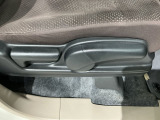 シートハイトアジャスターが付いているので運転姿勢を調整するのに便利ですね。身長に合ったシートポジションは安全運転や疲労軽減にもつながります。