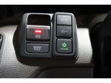 オートブレーキホールド機能を装備、信号待ちなどでブレーキペダルから足を離しても停車状態を保持。アクセルペダルを踏めば解除しますので足への負担が軽減されます。