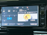 テレビ機能を備え、停車中に番組映像を視聴できます。チャンネル選択や音設定などの項目が画面にまとまり、休憩時間などに操作しやすいのがうれしいポイントです。