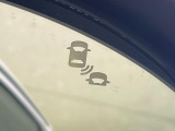 【ブラインドスポットインフォメーション】走行中、ドアミラーの死角になりやすい箇所に後続車が接近するとサイドミラー付近に警告を表示、ドライバーに注意喚起をしてくれます。
