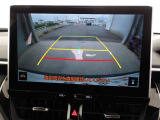 バックモニター付きで慣れない駐車場や車庫入れをサポートします。