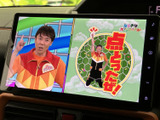 テレビ番組を画面で楽しめる装備です。停車中の待ち時間にも映像を視聴でき、車内で過ごすひとときを充実させます。ご利用の際は安全のため、停車してからお楽しみください。