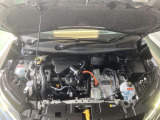 エンジンルームもきれいな状態です。日産のメカニックが点検整備をさせていただいてからのご納車となります
