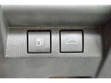 スマートキーや運転席のボタンを押すだけでリアゲートが自動で開閉します!荷物を持っている時や、高い位置にあるバックドアを閉める際に便利な機能です