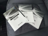 メンテナンスノート、取扱説明書です。 その車の整備記録が事細やかに記録されています。 車が生まれてから今までどのような道を歩んできたのか判るとても重要な物ですよ。