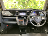 運転席周りは、シンプルで使いやすいデザイン。視界も広く、運転に集中できます。長距離ドライブでも疲れにくい空間です。