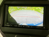 後方の映像に加え、画面上には距離の目安となるガイド線が表示されます。駐車時に後方の様子を確認しやすく、周囲に気を配りながら車庫入れをする際に役立ちます。