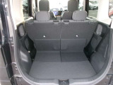 後席を倒せば大きな荷物も大丈夫☆スライドもしますので使い勝手がいいです。