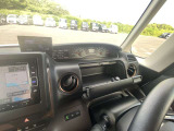 運転席まわりにはドリンクホルダーや小物入れなど、普段使いに便利な収納スペースを配置。スマートフォンや小物などを手の届きやすい場所に整理できます。