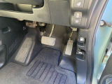 アクセルとブレーキのペダルを備えた運転席足元のスペース!ペダルの配置や踏みやすさは、運転時の操作性に関わるポイントです。ぜひ実車でご確認ください。