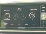 音楽やラジオ、テレビなどのAVソースを一覧から選べる画面です。アイコンと文字で選択肢が示され、使いたい音源を確認しながら切り替えられるため、日常の移動時間に便利です。