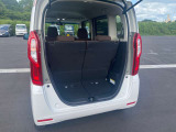 リアゲートは大きく開く設計で、荷物の積み下ろしがしやすい開口部を確保しています。高さにも余裕があり、日常のお買い物からレジャー用品まで積み込みやすい仕様です。