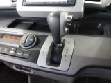 インパネシフトだから視線の移動も少なく足元もスッキリ。運転席もゆったりしているのでゆとりを持ってドライブできますね。