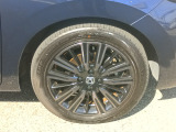 車体にマッチしたデザインのホイールが足元を引き締め、スタイリッシュな印象を演出します。